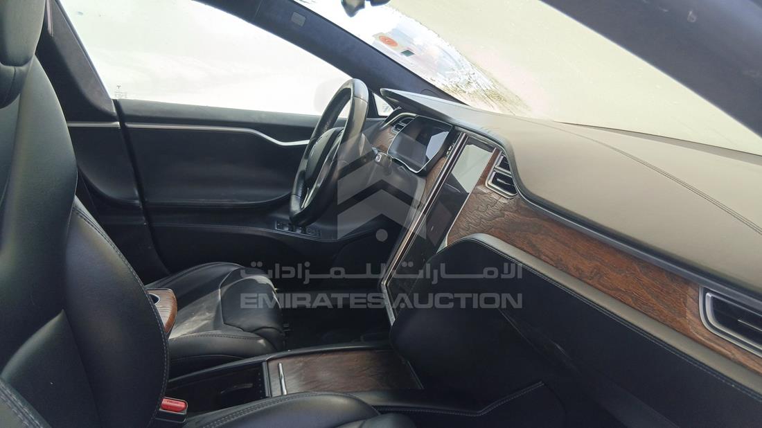 تيسلا موديل اس 2018 — زاوية الراكب الأمامي للمقعد — صورة 23