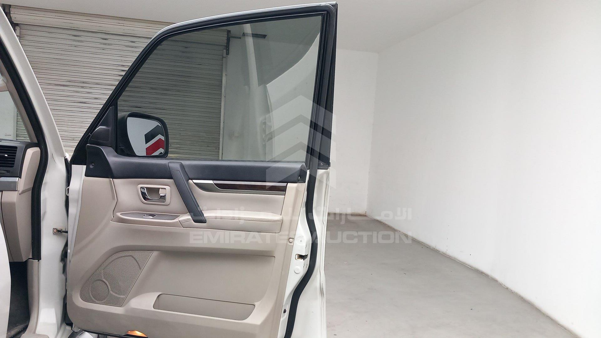 2010 MITSUBISHI PAJERO VIN: JMYLRV95WAJ713865
