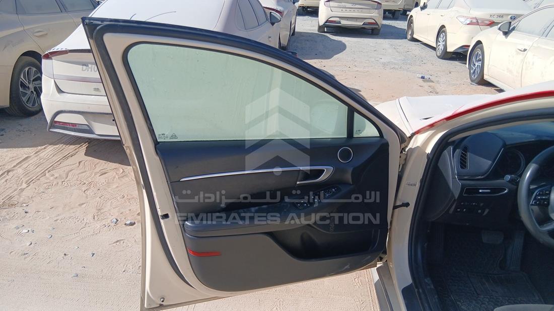هيونداي سوناتا هجينة 2021 — الباب الأمامي الأيسر — صورة 11