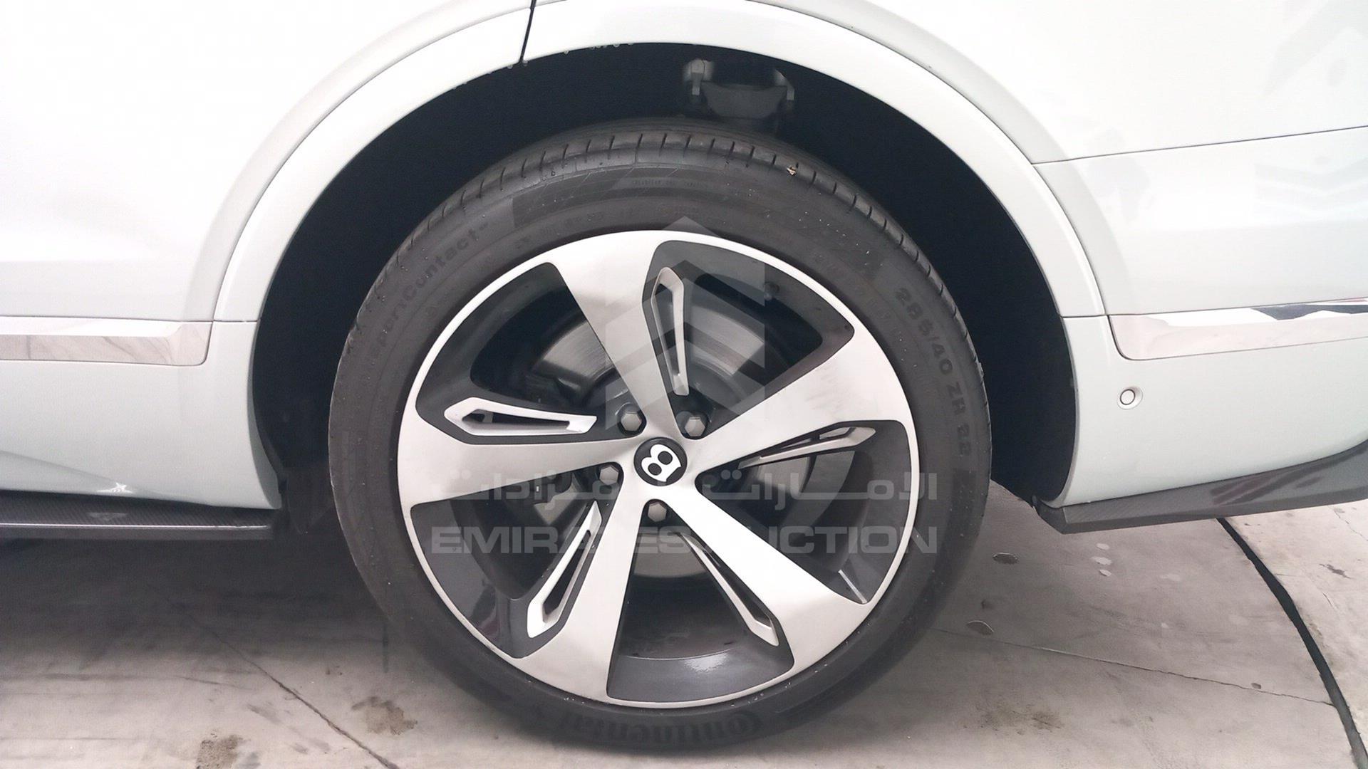 2017 BENTLEY BENTAYGA VIN: SJAAB1ZV5HC016676