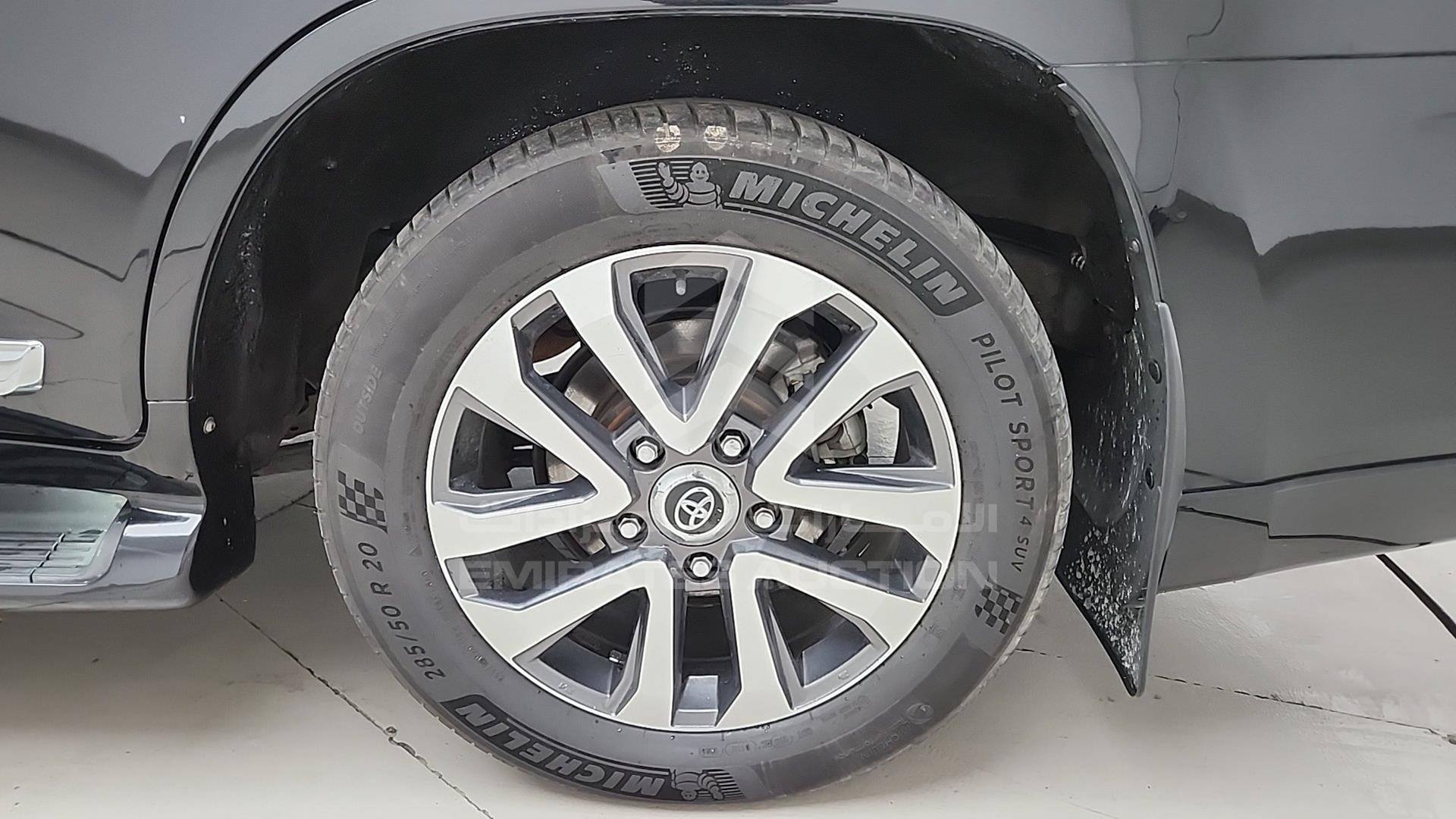2018 TOYOTA LAND CRUISER VIN: JTMHY05J6J4073218