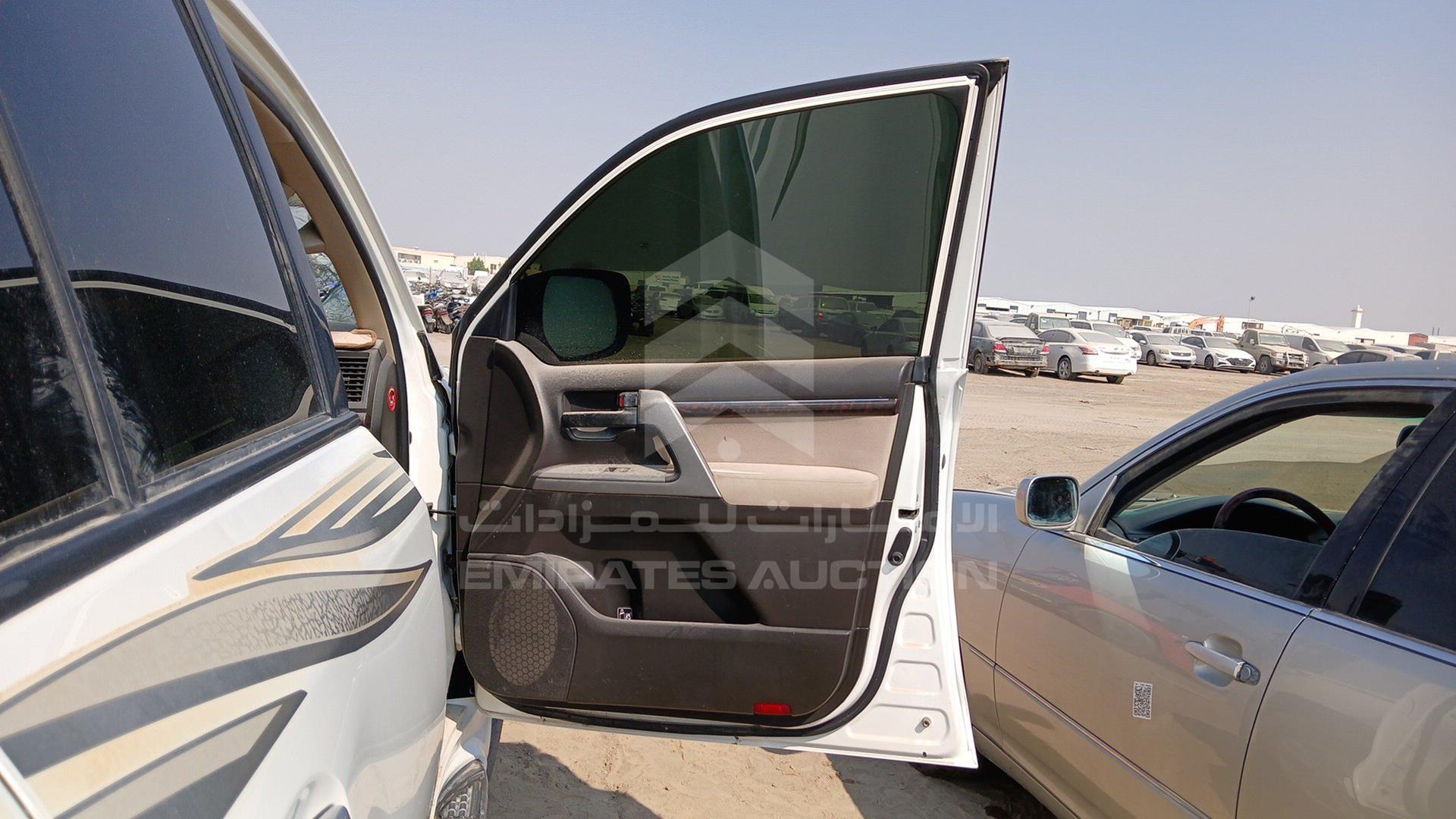 2011 TOYOTA LAND CRUISER VIN: JTMHT09J7B5093031
