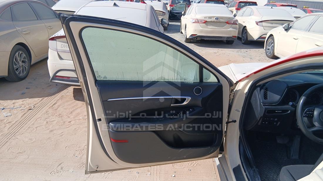 هيونداي سوناتا هجينة 2021 — الباب الأمامي الأيسر — صورة 11