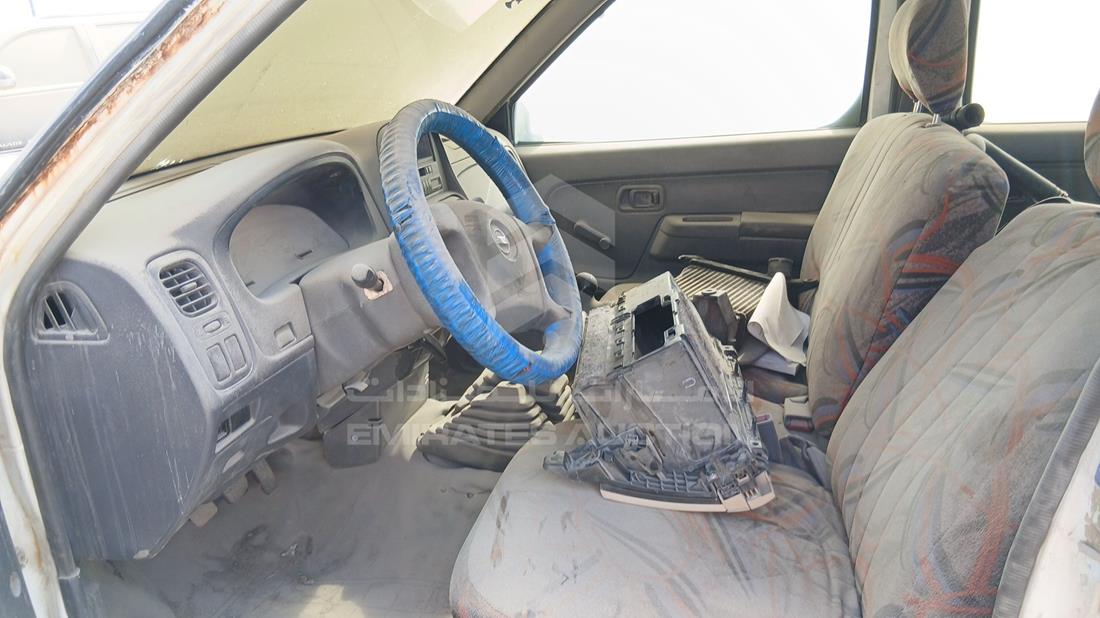 نيسان 2400 2007 — زاوية السائق الأمامية اليسرى — صورة 11