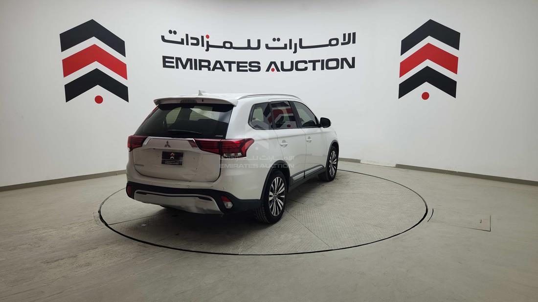 2021 Mitsubishi Outlander — Rear Right Angle — Photo 9
