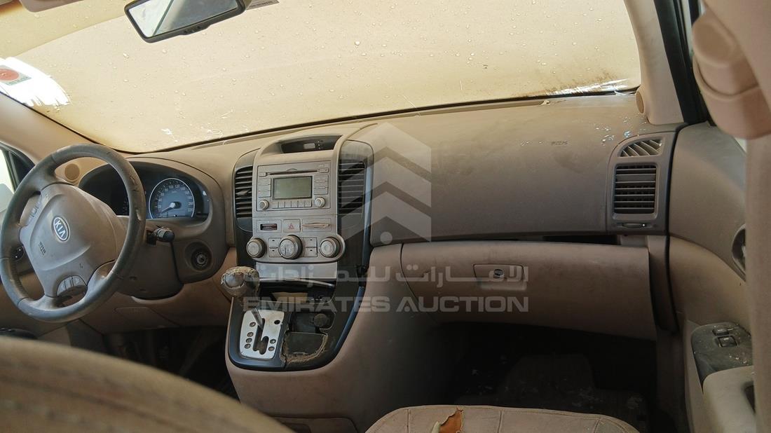 كيا كرنفال 2011 — زاوية واجهة الراكب الأمامي الأيمن — صورة 23