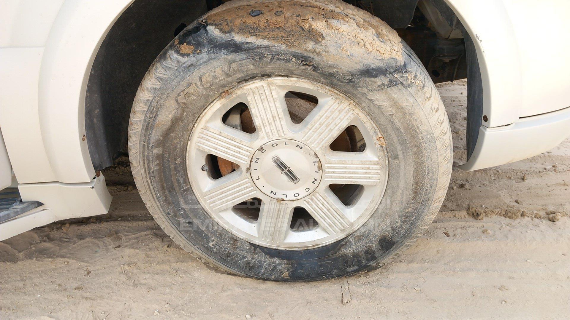 2005 LINCOLN NAVIGATOR VIN: 5LMFU285X5LJ21885