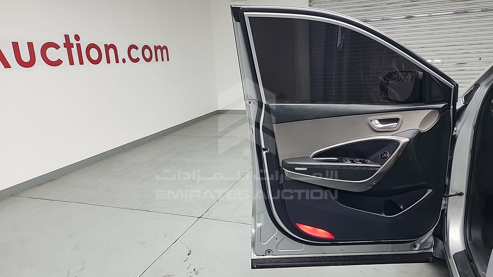 2016 HYUNDAI SANTA FE VIN: KMHSM81E2GU116160