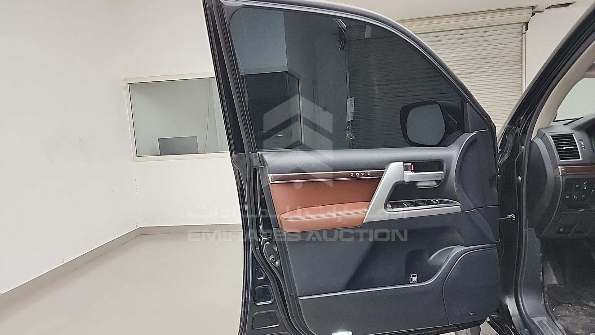 2018 TOYOTA LAND CRUISER VIN: JTMHY05J6J4073218
