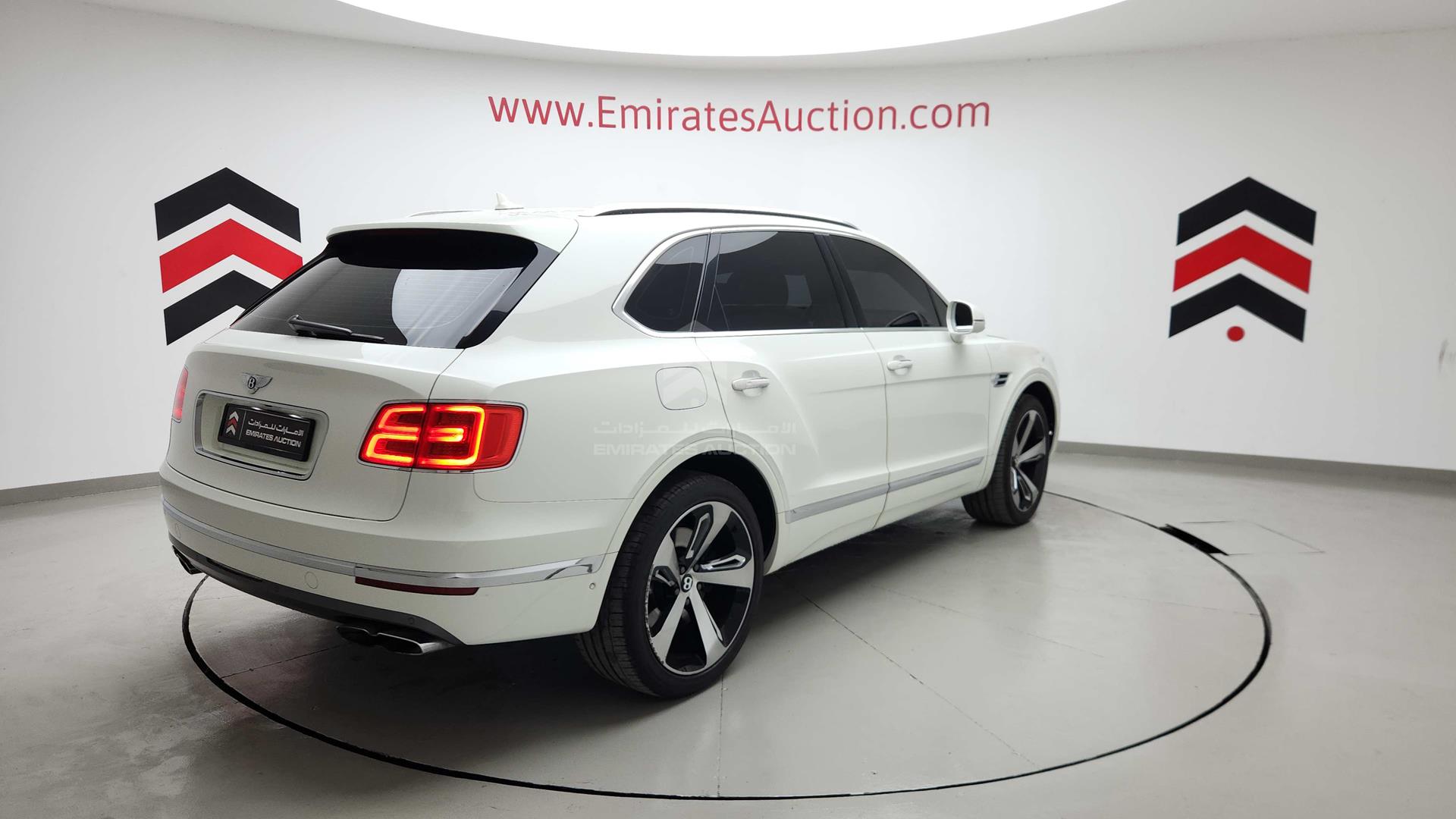 2018 BENTLEY BENTAYGA VIN: SJAAL1ZV5JC022898