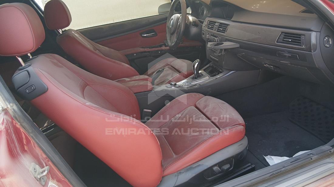 بي ام دبليو 335 2010 — زاوية الراكب الأمامي للمقعد — صورة 20