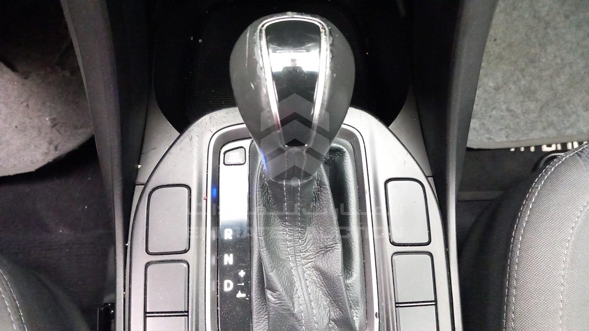 2015 HYUNDAI SANTA FE VIN: KMHSU81E8FU368459