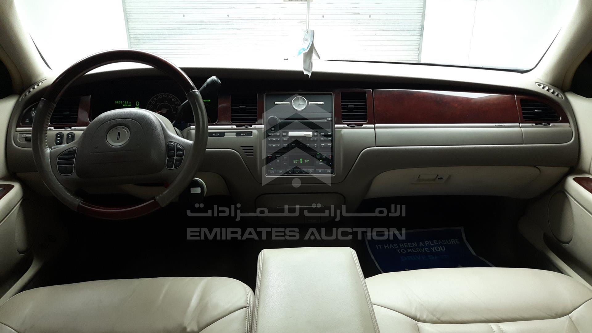 2003 LINCOLN TOWN CAR VIN: 1LNHM83W83Y634762