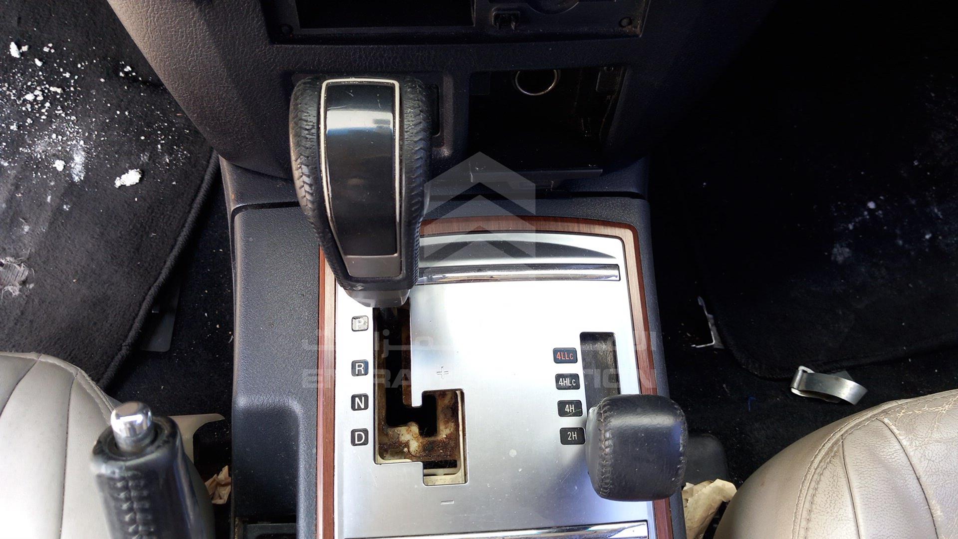 2008 MITSUBISHI PAJERO VIN: JMYLRV93W8J724284