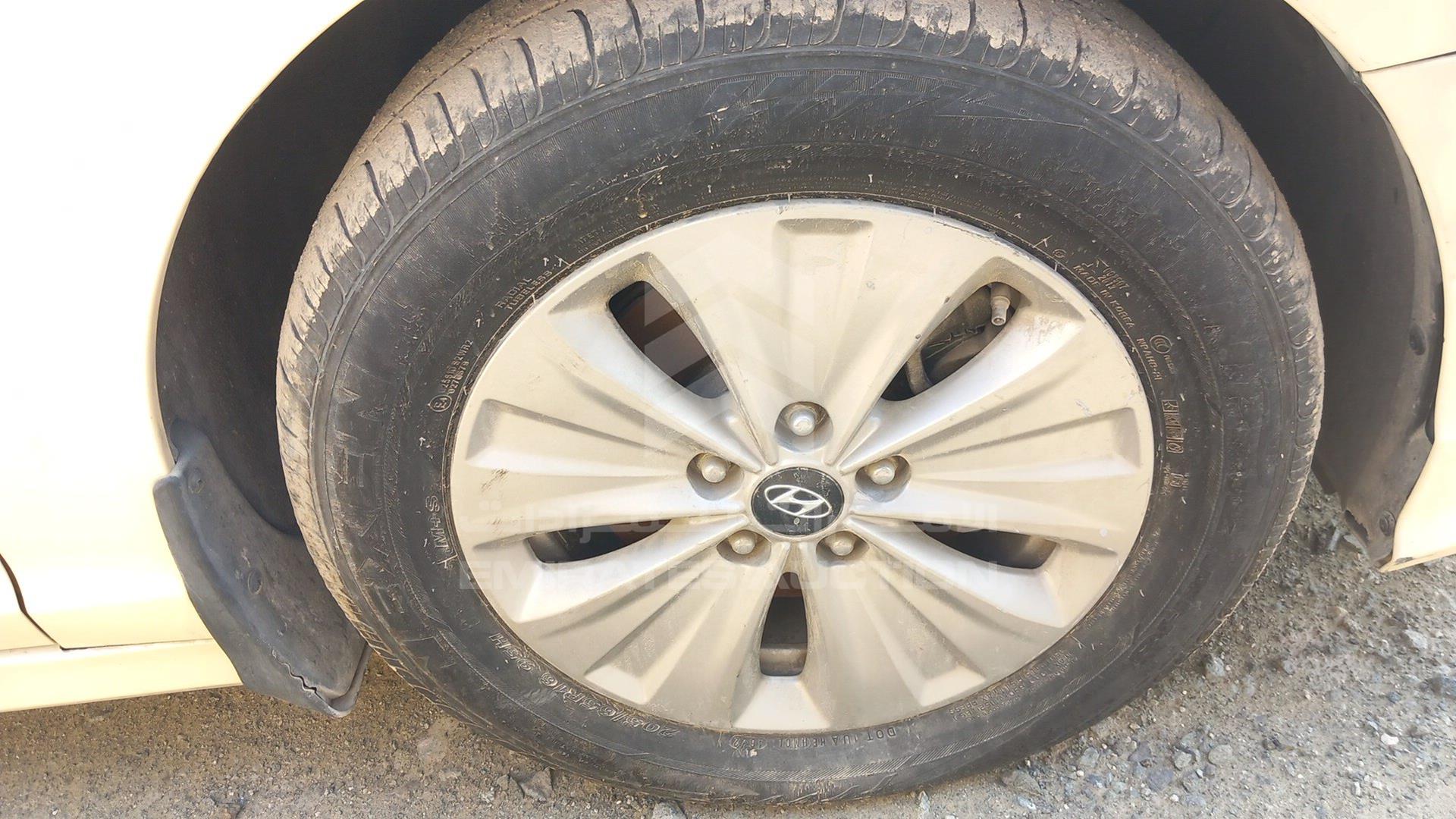 2018 HYUNDAI SONATA VIN: KMHE24133JA082023