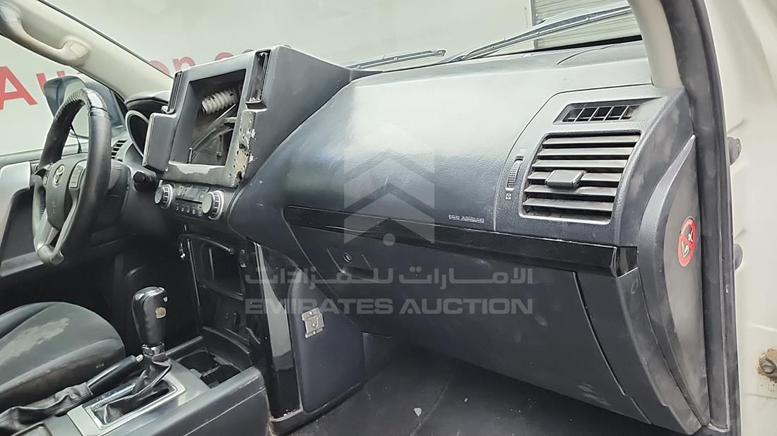 تويوتا برادو 2014 — زاوية واجهة الراكب الأمامي الأيمن — صورة 25