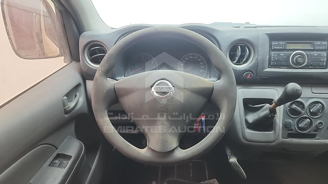 نيسان أورفان 2015 — التحكمات في عجلة القيادة — صورة 8