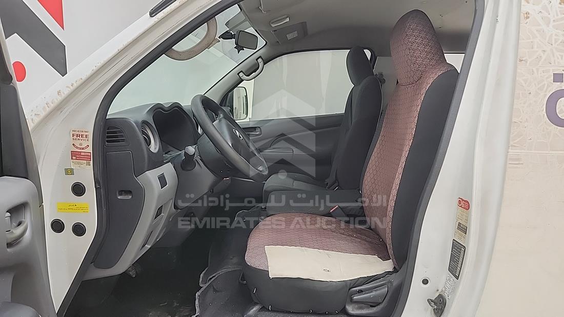 نيسان أورفان 2018 — زاوية السائق الأمامية اليسرى — صورة 7