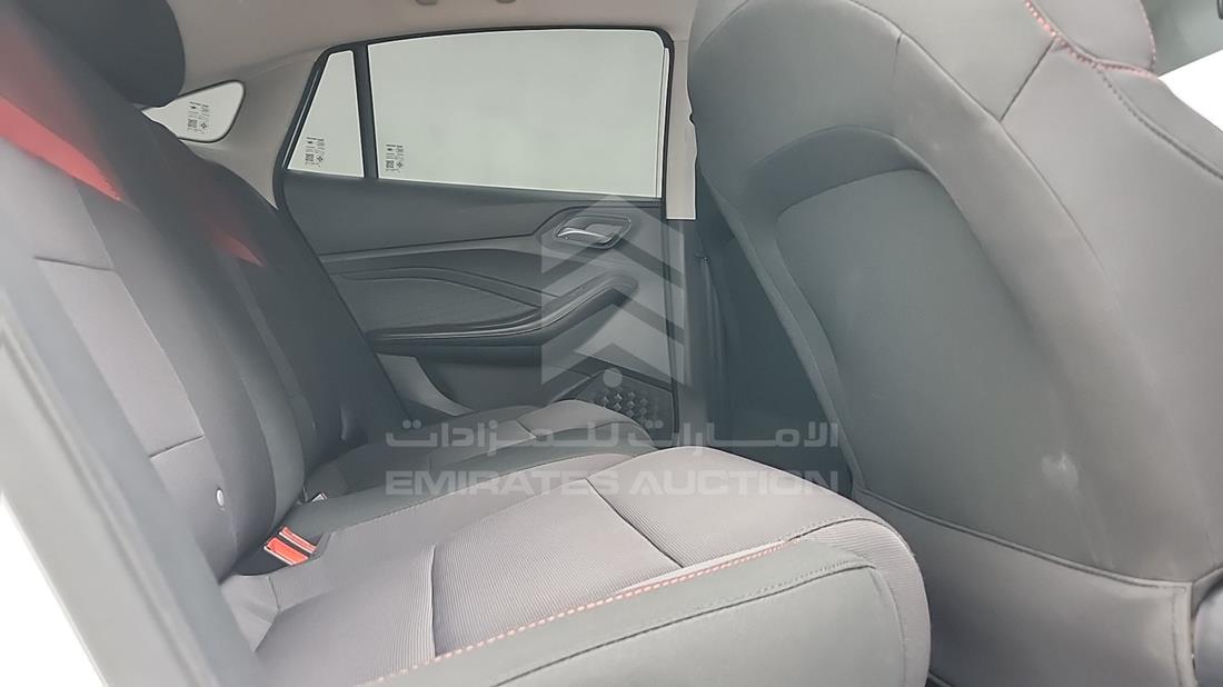 ام جي GT 2024 — زاوية الراكب الخلفي اليمنى — صورة 25