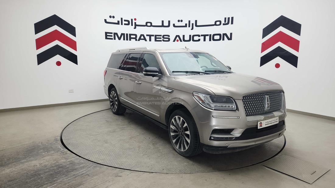2020 Lincoln Navigator — Front Right Angle — Photo 7