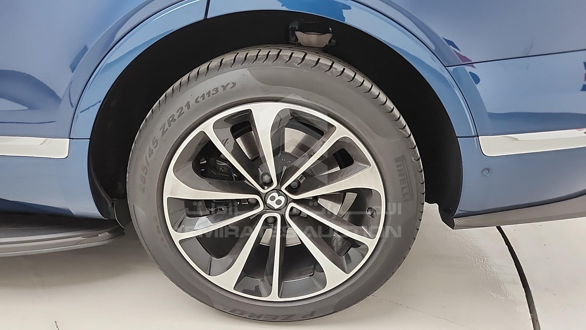 2017 BENTLEY BENTAYGA VIN: SJAAB1ZV0HC013457