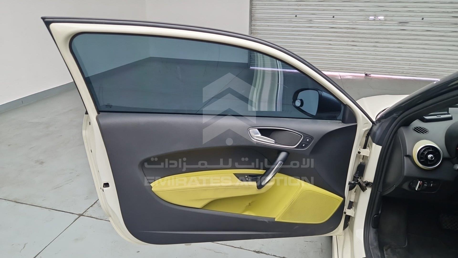 2011 AUDI A1 VIN: WAUAYA8X1BB069417