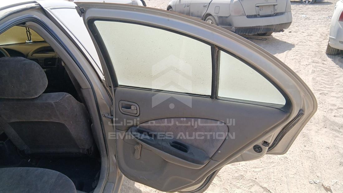 نيسان صني 2001 — الباب الخلفي الأيمن — صورة 22