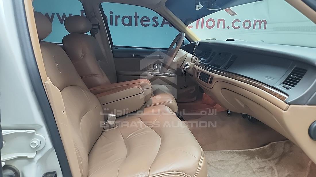 لينكولن تاون كار 1996 — زاوية الراكب الأمامي للمقعد — صورة 24