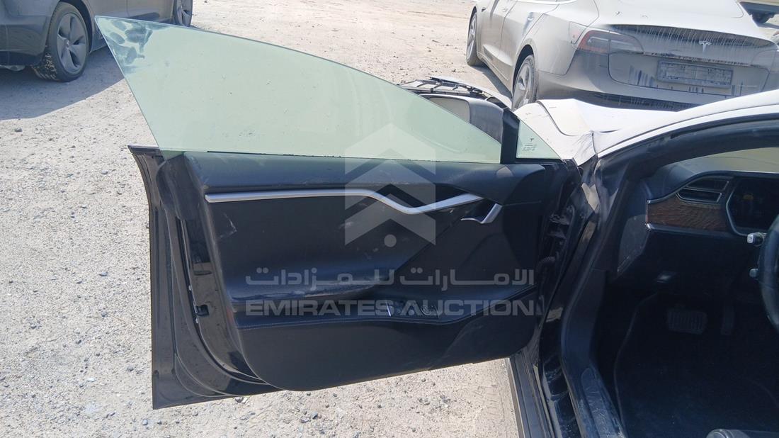 تيسلا موديل اس 2018 — الباب الأمامي الأيسر — صورة 11