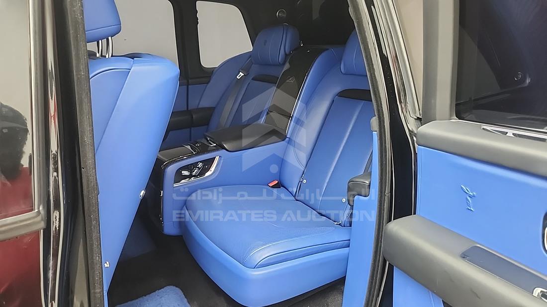 رولز رويز كولينان 2021 — زاوية الراكب الخلفي اليسرى — صورة 21