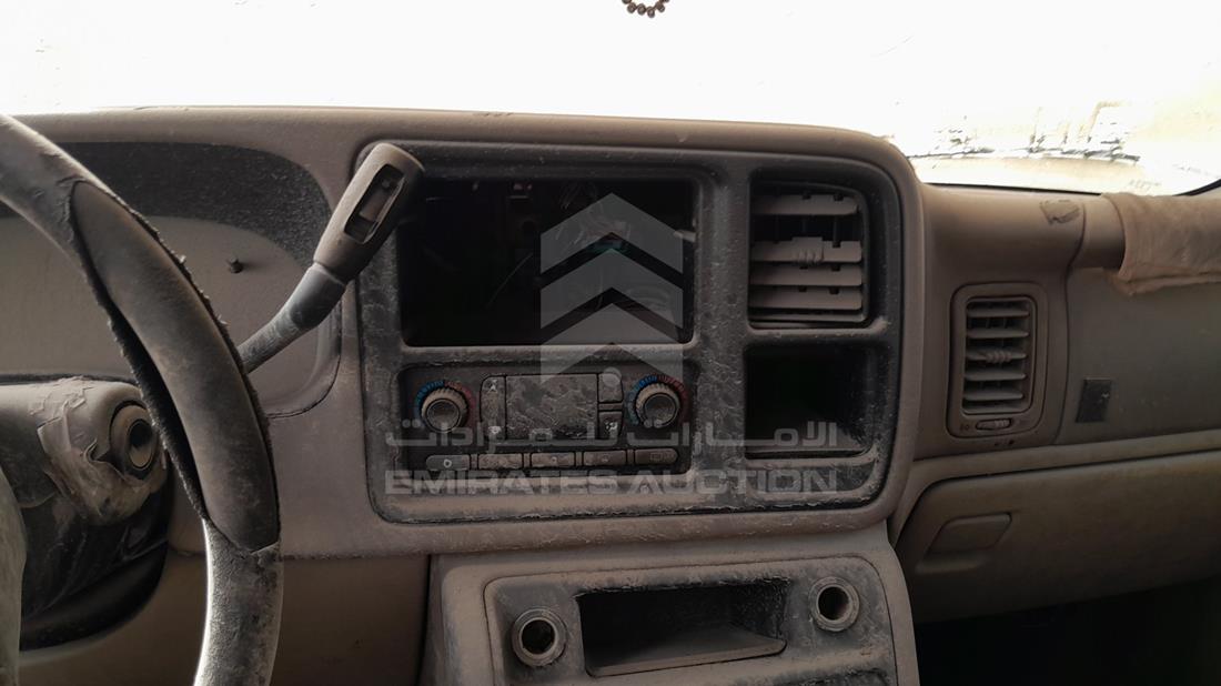2004 GMC Suburban — Entertainment Systems & Camera Monitor & Navigation — Photo 16