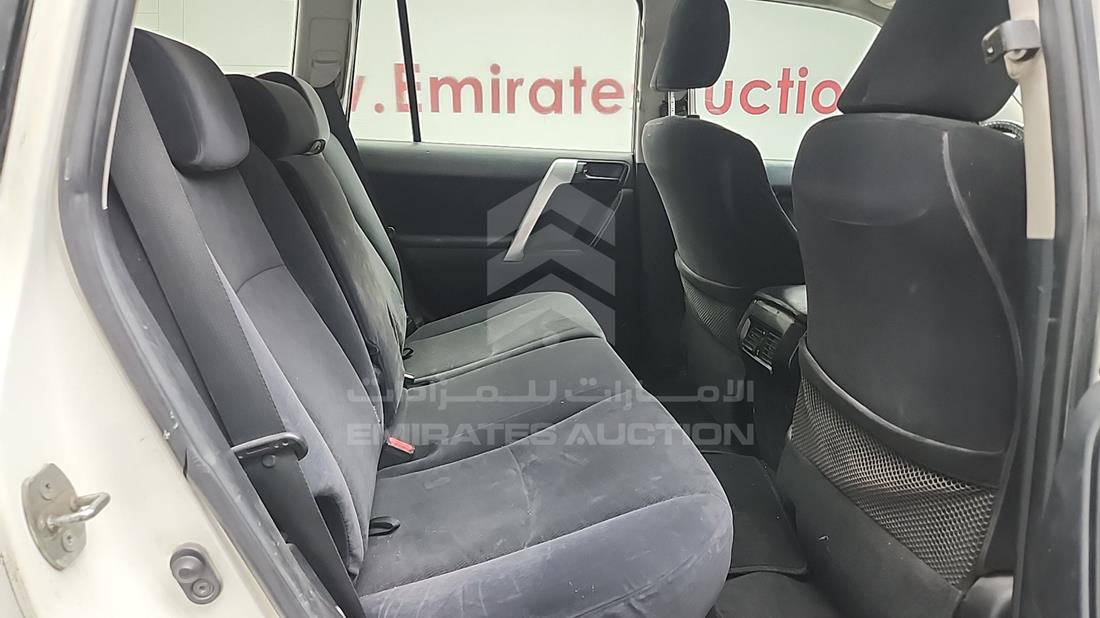 تويوتا برادو 2014 — زاوية الراكب الخلفي اليمنى — صورة 22
