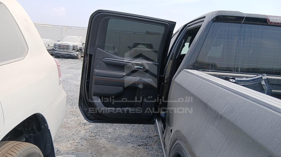 جي ام سي سيررا 2022 — الباب الخلفي الأيسر — صورة 19