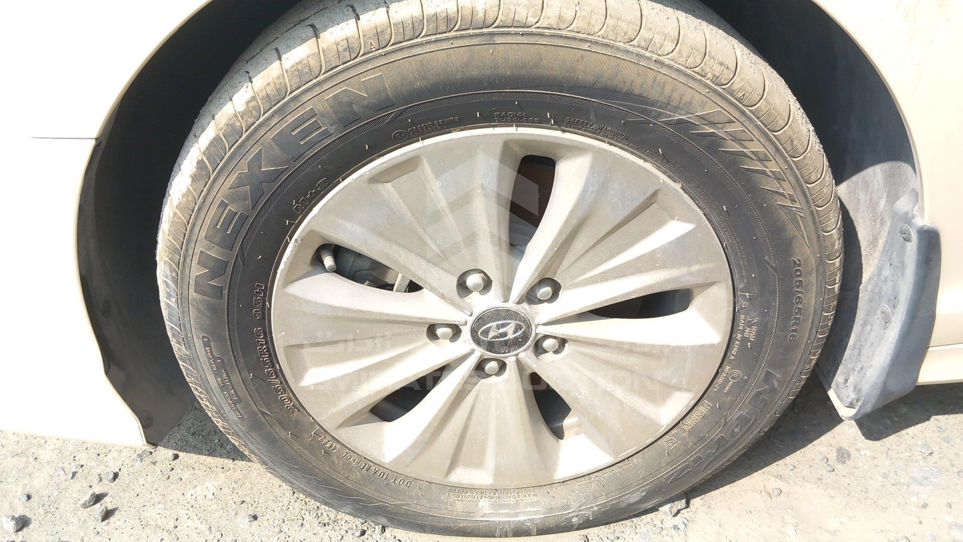2018 HYUNDAI SONATA VIN: KMHE24133JA082023