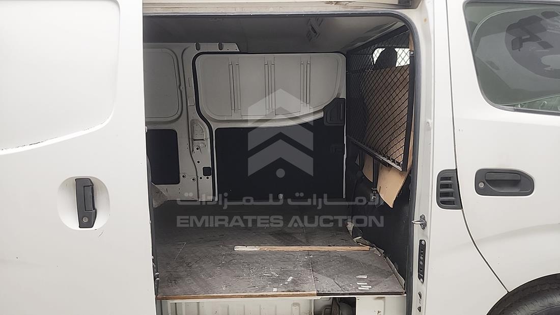 نيسان أورفان 2015 — زاوية الراكب الخلفي اليمنى — صورة 15
