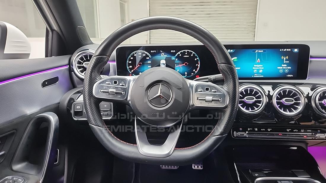 مرسيدس A 35 2020 — التحكمات في عجلة القيادة — صورة 16