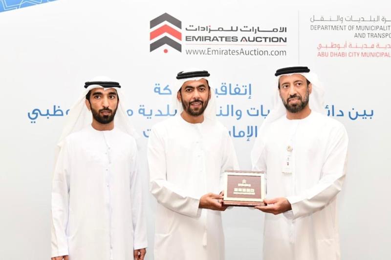 بلدية مدينة أبوظبي و الإمارات للمزادات تتعاونان في خدمات تأجير الأصول ونقل المركبات