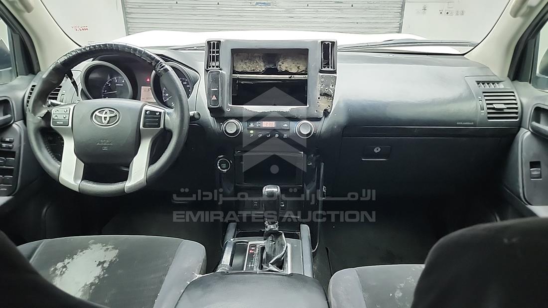 تويوتا برادو 2014 — زاوية الواجهة الكاملة — صورة 15