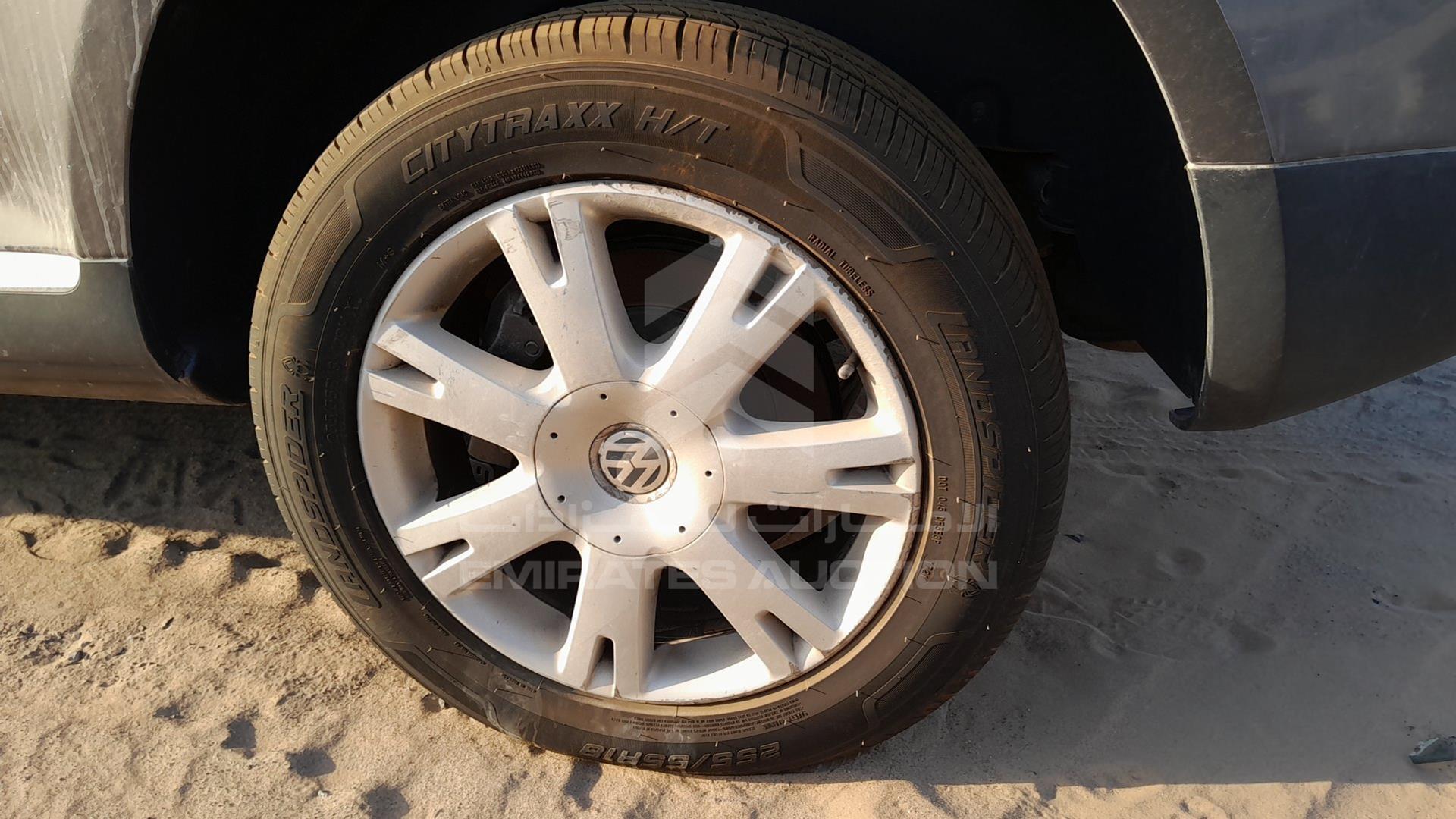 2010 VOLKSWAGEN TOUAREG VIN: WVGAL27L4AD011385