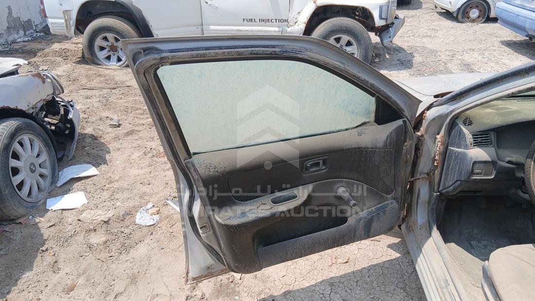 نيسان صني 1999 — الباب الأمامي الأيسر — صورة 20