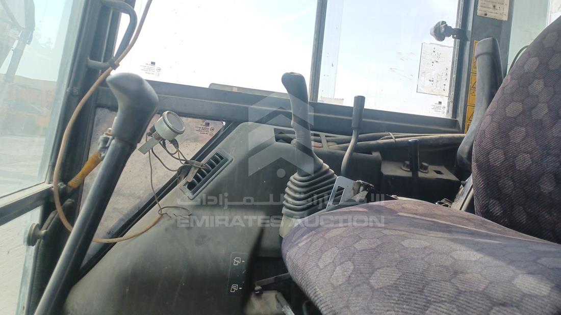 كوماتسو 2020 — زاوية واجهة السائق الأمامية اليسرى — صورة 11