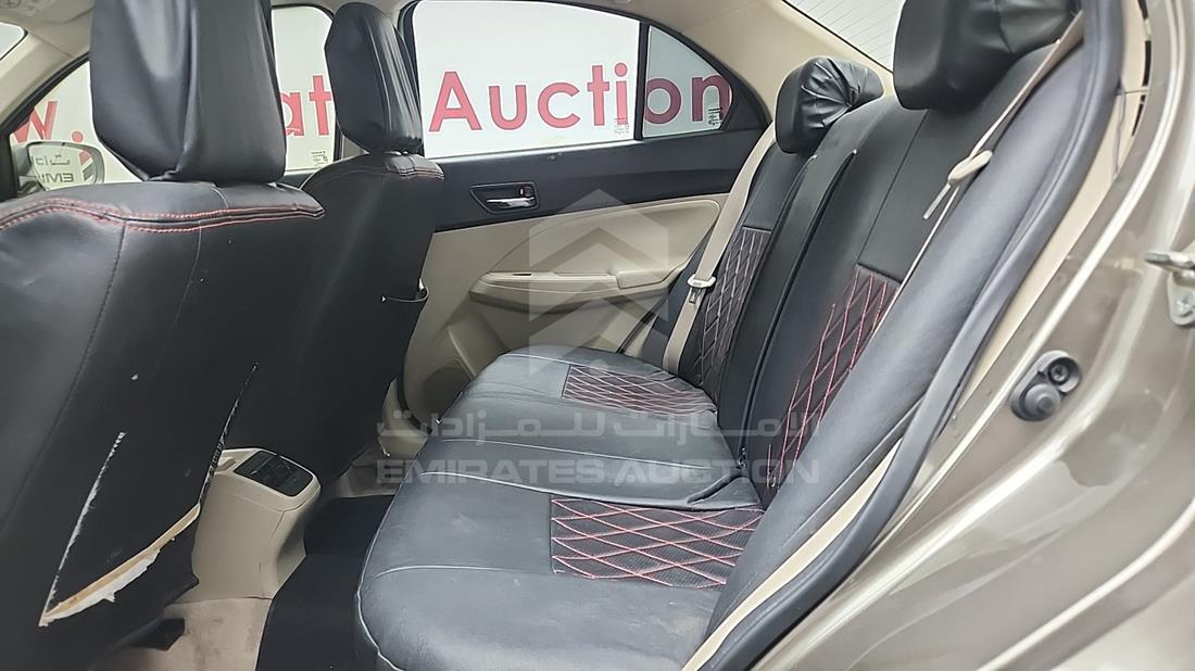 سوزوكي Dzire 2022 — زاوية الراكب الخلفي اليسرى — صورة 19