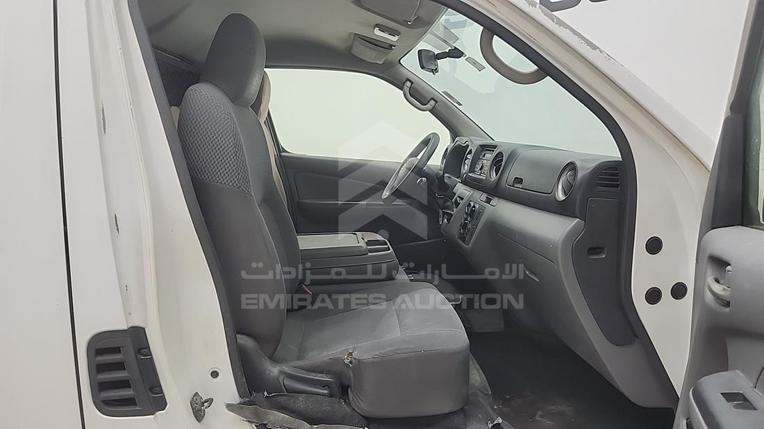 نيسان أورفان 2015 — زاوية الراكب الأمامي للمقعد — صورة 17