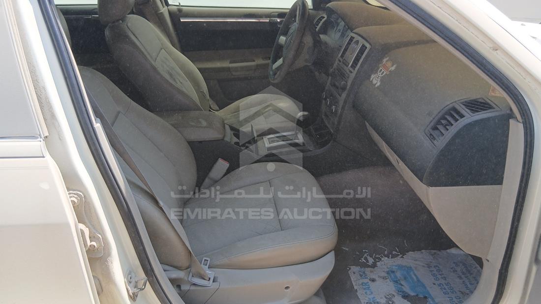 كرايزلر 300 2006 — زاوية الراكب الأمامي للمقعد — صورة 22