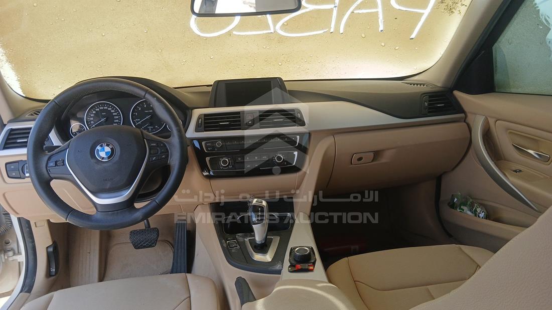 بي ام دبليو 318i 2018 — زاوية الواجهة الكاملة — صورة 15
