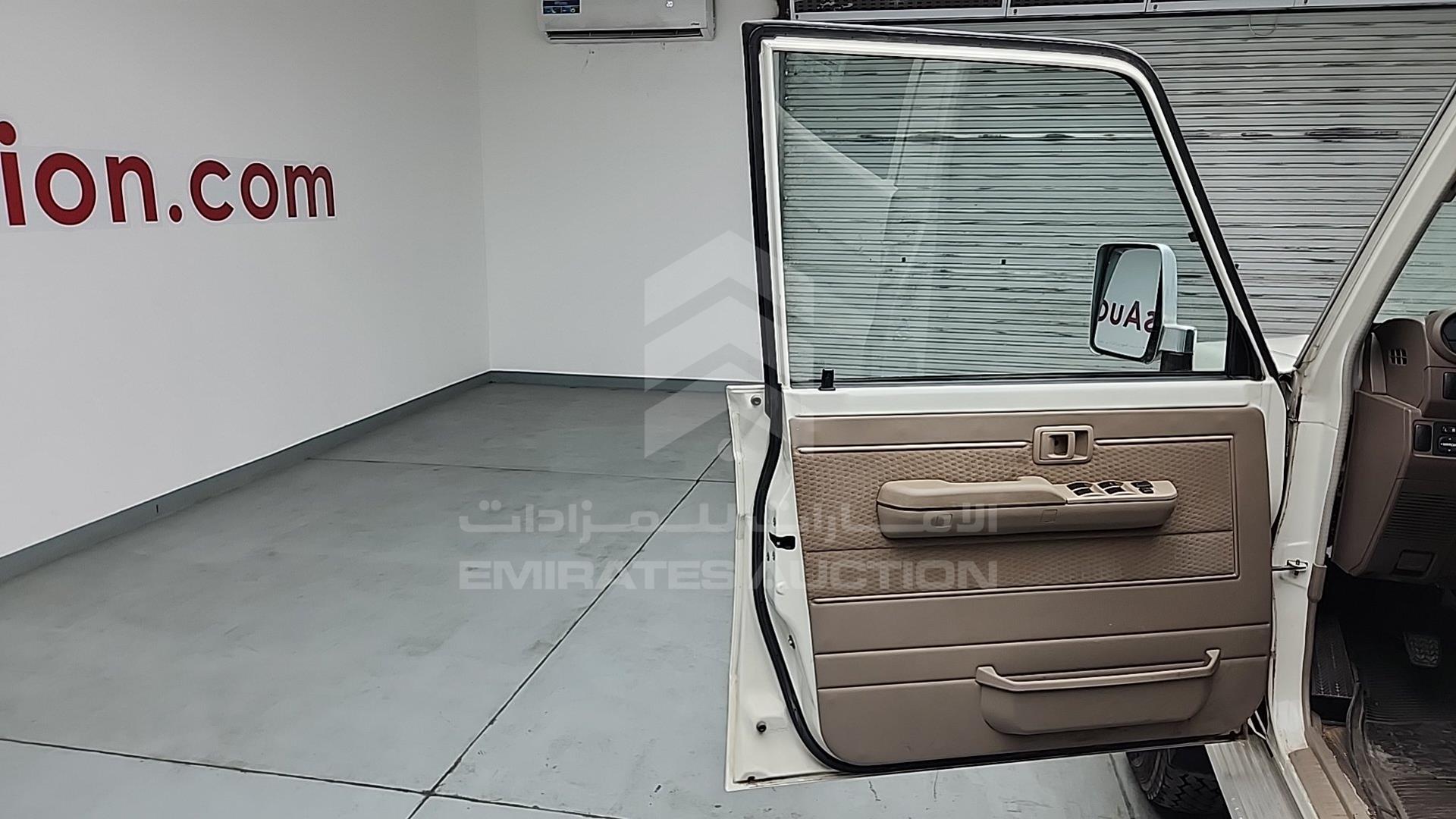 2017 TOYOTA LC 76 VIN: JTEEU73J9H4200785