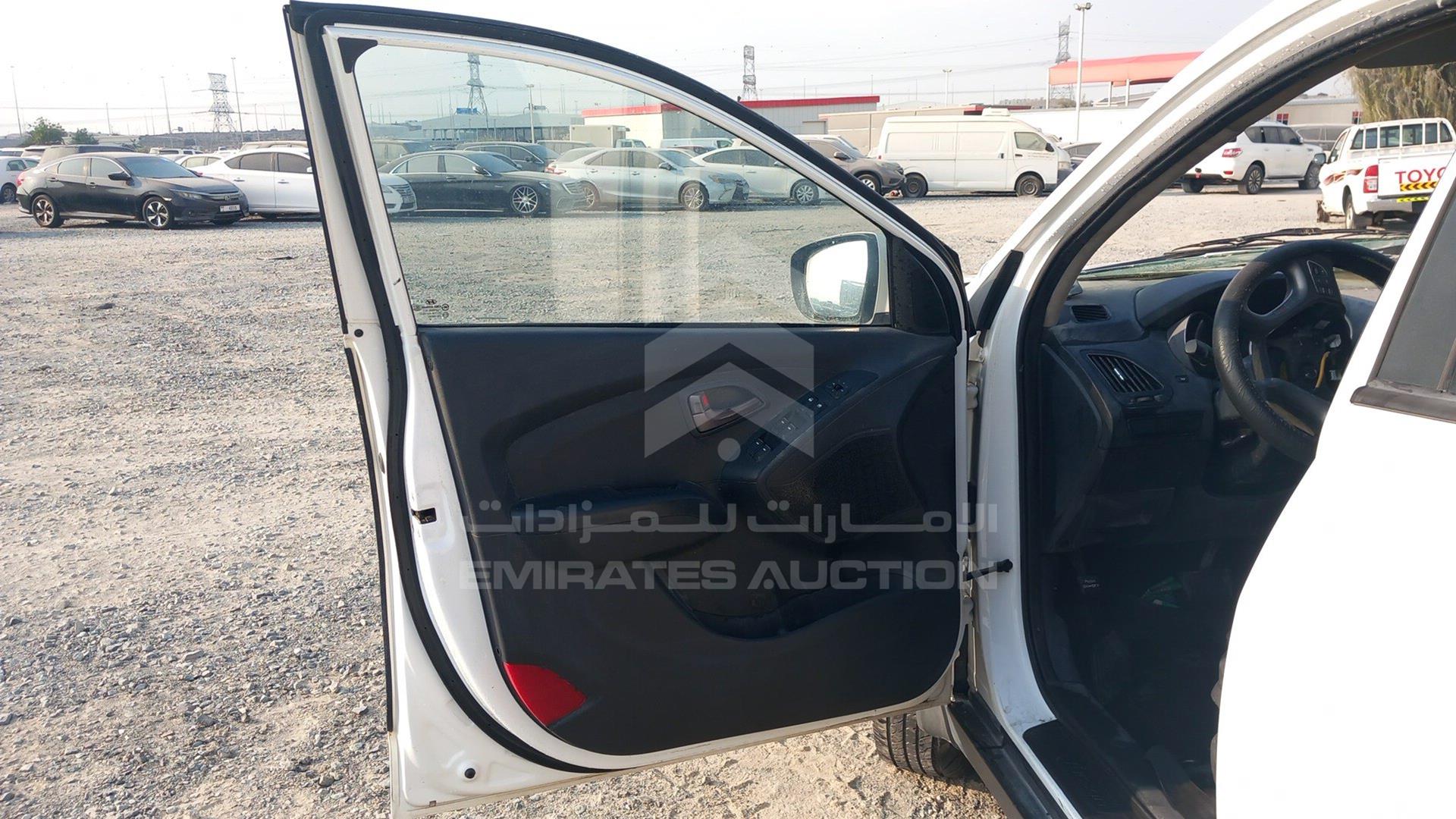 2014 HYUNDAI TUCSON VIN: KMHJT81E9EU828290