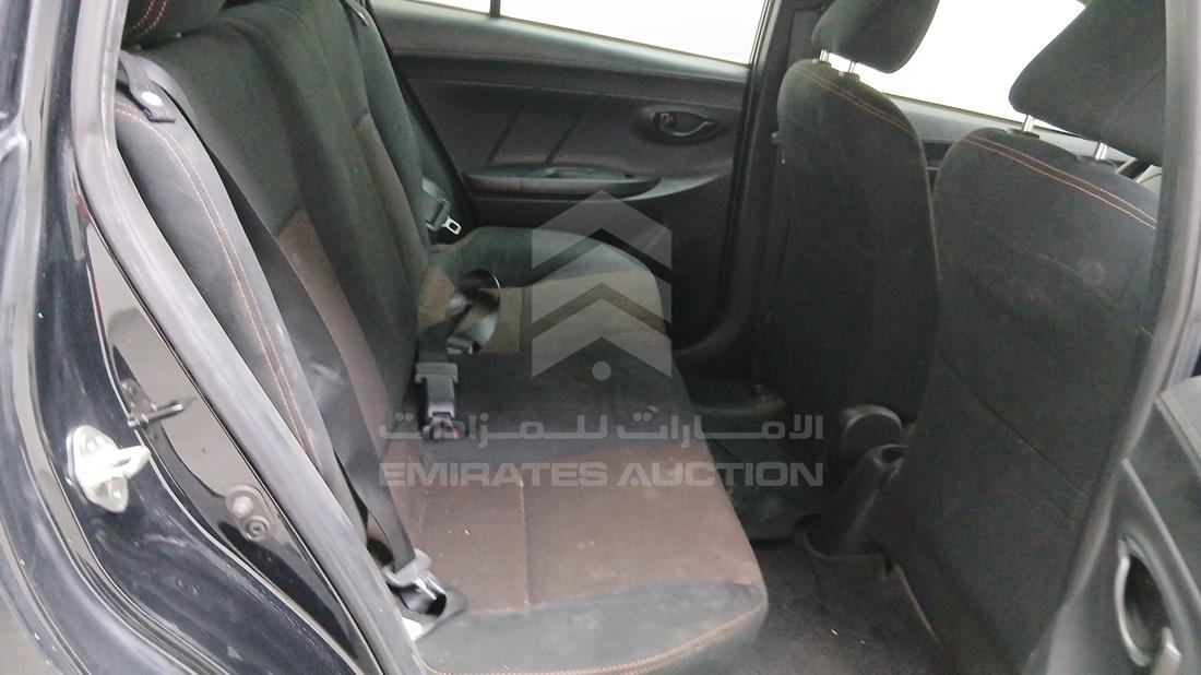 تويوتا ياريس 2015 — زاوية الراكب الخلفي اليمنى — صورة 22