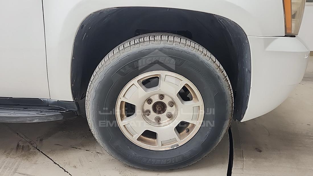 2010 Chevrolet Tahoe — Front Right Tyre — Photo 32