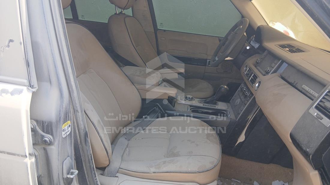 رنج روفر اتش اس إى 2012 — زاوية الراكب الأمامي للمقعد — صورة 22